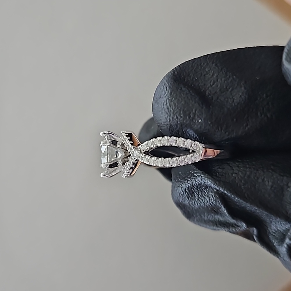 1ct Round Brilliant Moissanite Twisted Ring - Picture 6 of 8